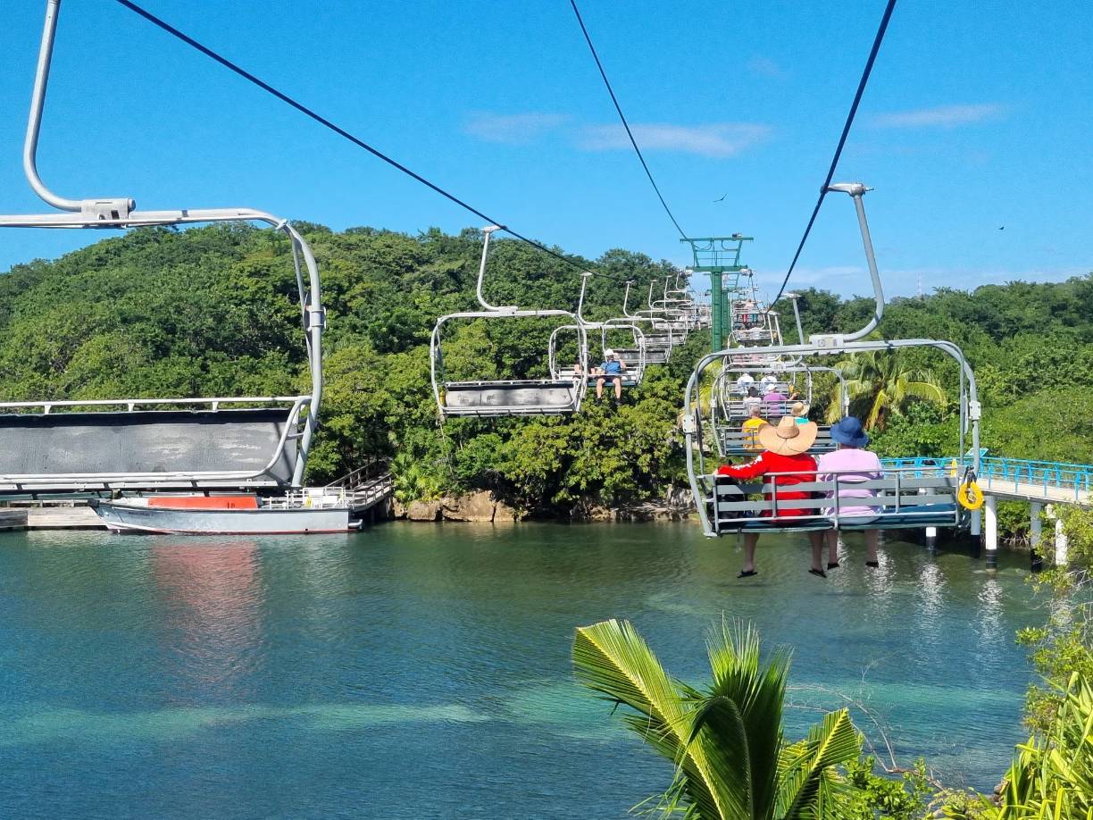 El teleférico se extiende desde la playa hasta el área de tiendas. Un recorrido de unos 500 metros dentro del puerto de cruceros Mahogany Bay.