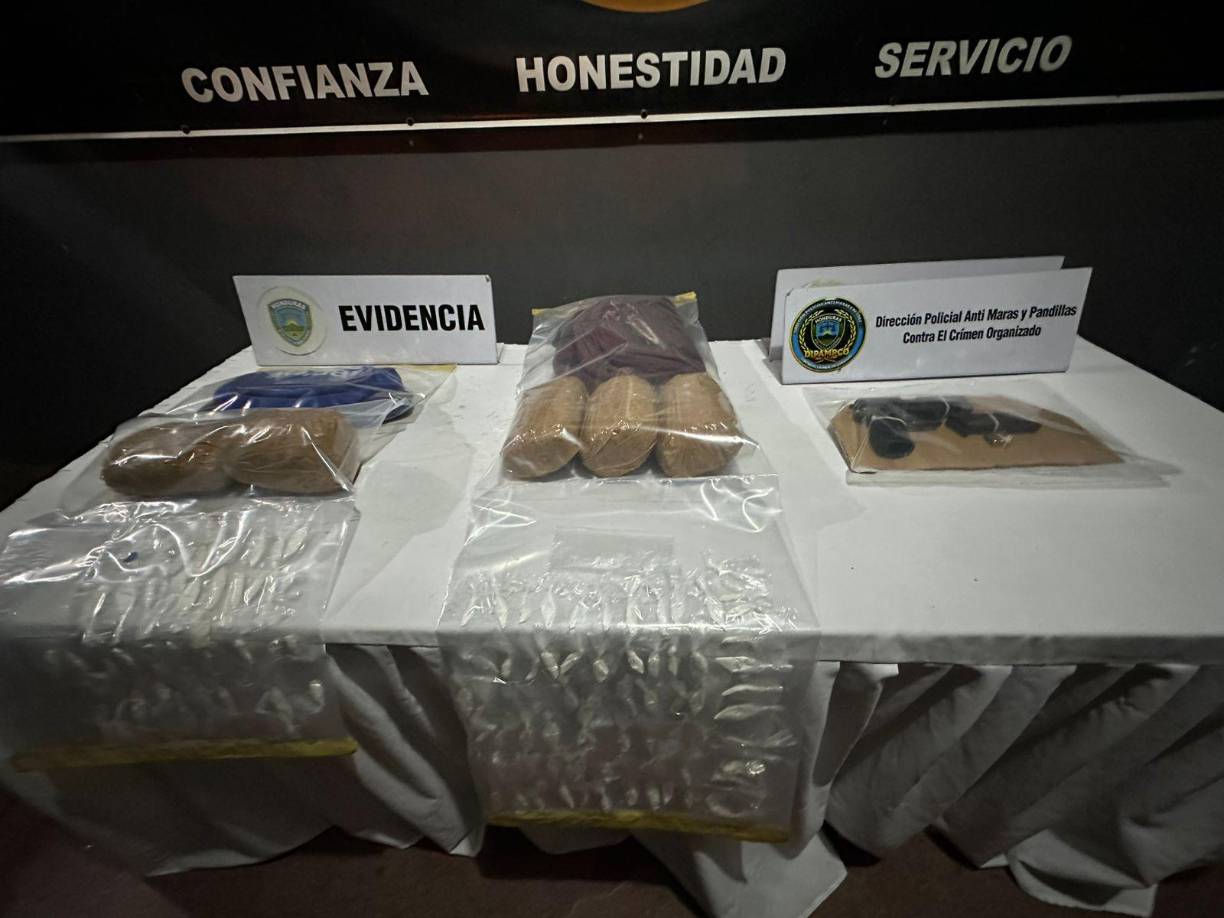 Ambos individuos fueron remitidos a la Fiscalía para enfrentar cargos de porte ilegal de arma de fuego y tráfico de drogas.