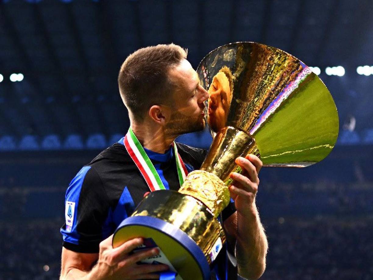 Stefan De Vrij solo piensa en continuar con el Inter: “Nunca dije que la Premier League fuera mi sueño. No tiene sentido mirar atrás. Italia es mi casa”.