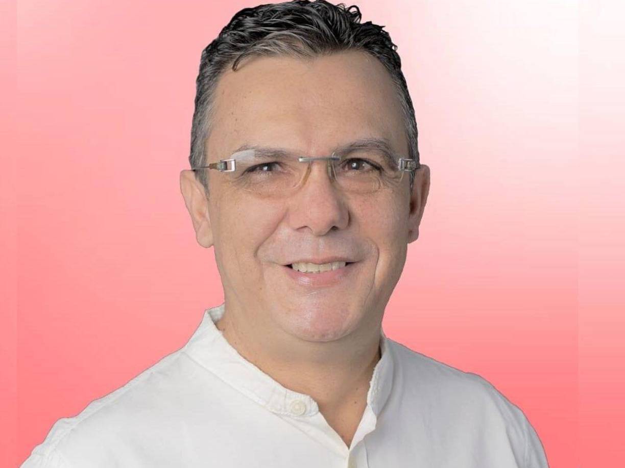 Fue el propio congresista quien confesó que su pariente había sido vinculado al tráfico de drogas. “Entiendo que él ha vendido droga para provisionarse lo que él requiere, porque como familia hemos tomado la determinación de no facilitarle condiciones para que compre sus adicciones”, dijo en vivo para una casa televisora.