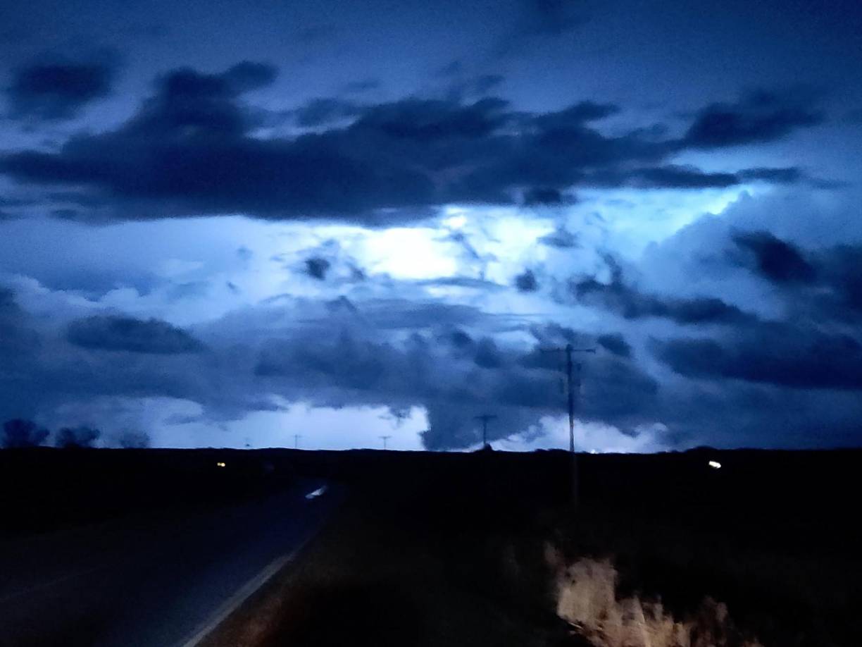 Las autoridades recomendaron a la población que se asegure de tener varios medios para recibir información, incluidos teléfonos celulares y aplicaciones que les tengan al tanto de los reportes de la Administración Nacional Oceanográfica y Atmosférica (NOAA).