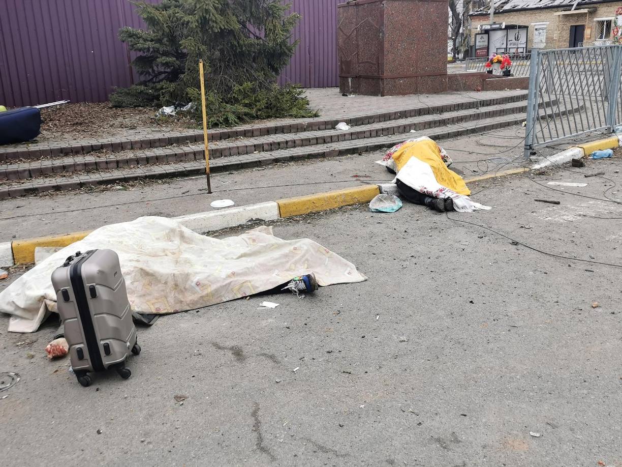 En Irpin, uno de los barrios obreros en las afueras de Kiev, decenas de civiles murieron tras ser abatidos por las tropas rusas que abrieron fuego indiscriminadamente contra los ucranianos que intentaban de escapar de la región ante el asedio de los bombardeos. 