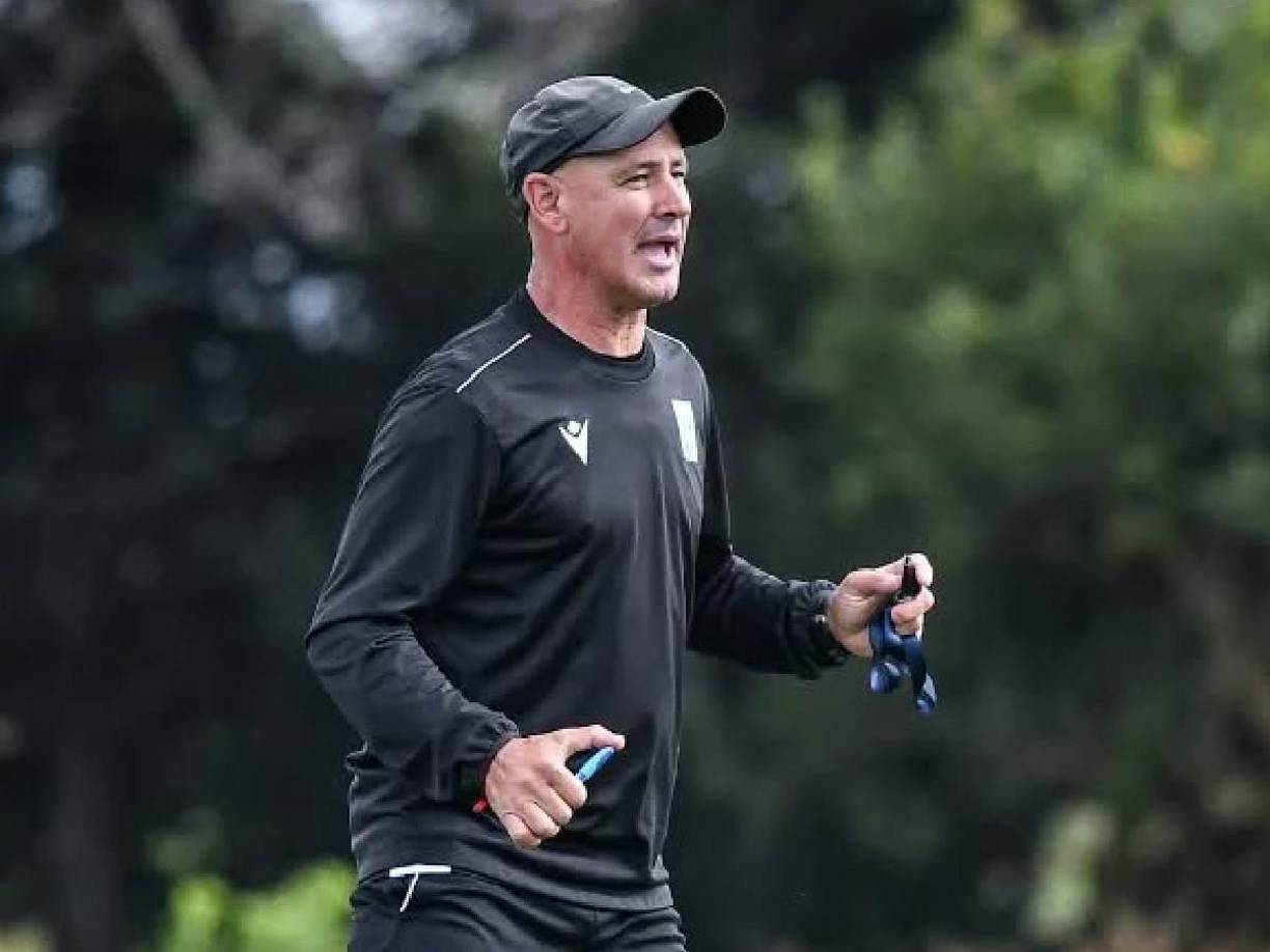 Eduardo Espinel nació en Cardona, Uruguay y actualmente tiene 52 años. Ahora tendrá su primera experiencia dirigiendo en Centroamérica.