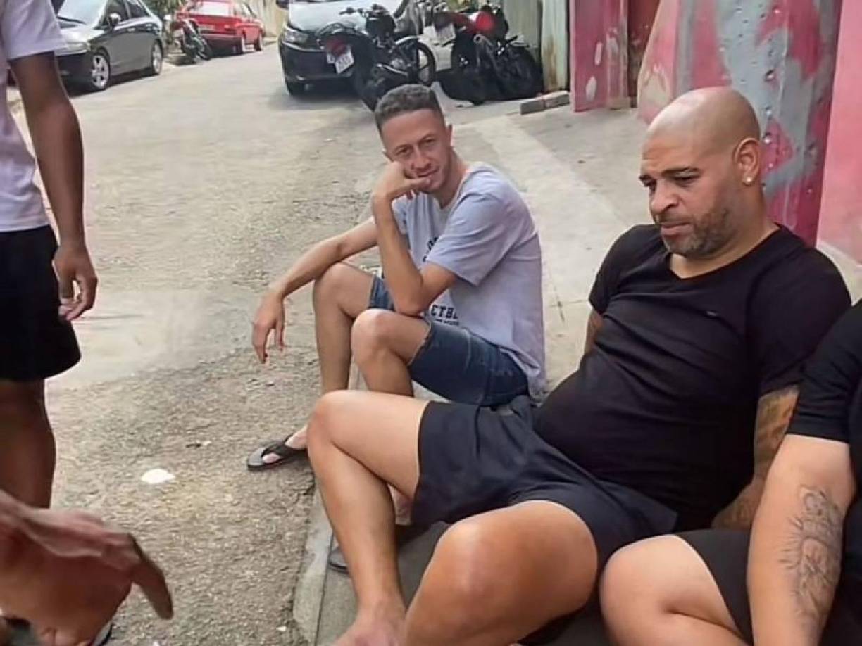 Descalzo y acompañado de otros sujetos, Adriano continuaba tomando alcohol y no tan lúcido. Esta situación hace que muchos se hagan la pregunta “¿Qué habría sido de Adriano?”, debido a su temprano retiro del fútbol cuando tenía 34 años.