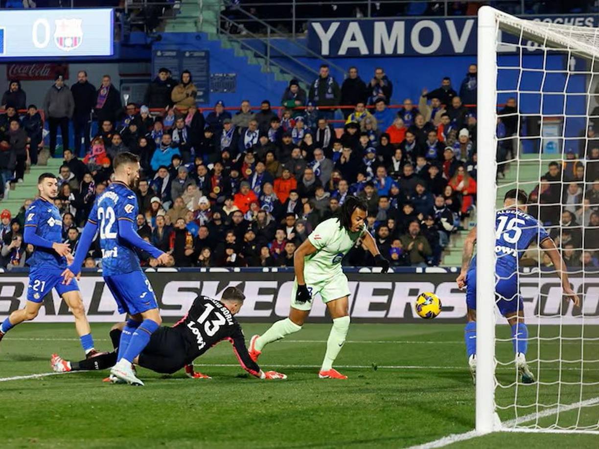 En el Estadio Coliseum, Jules Koundé marcó el primer gol del partido y puso a ganar al Barcelona.