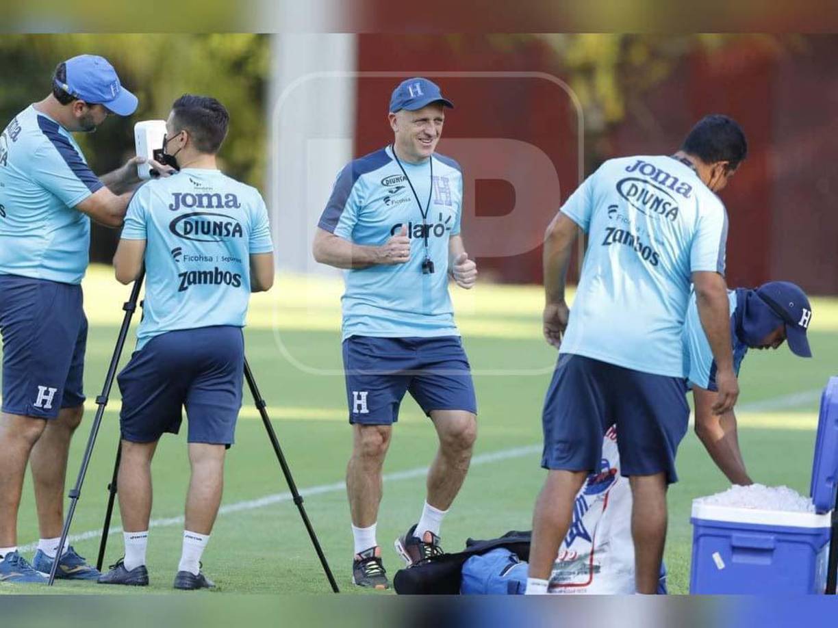 Pese al momento que atraviesa la Bicolor, el uruguayo Fabián Coito se mostró sonriente en lo que posiblemente ha sido su último entrenamiento como DT de Honduras.