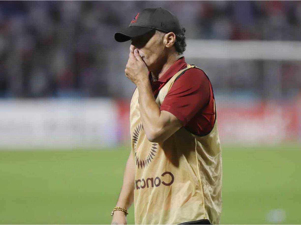 Pedro Troglio tuvo un triste adiós como entrenador del Olimpia al no poder ganar el pentacampeonato, perdiendo el título contra el Motagua.