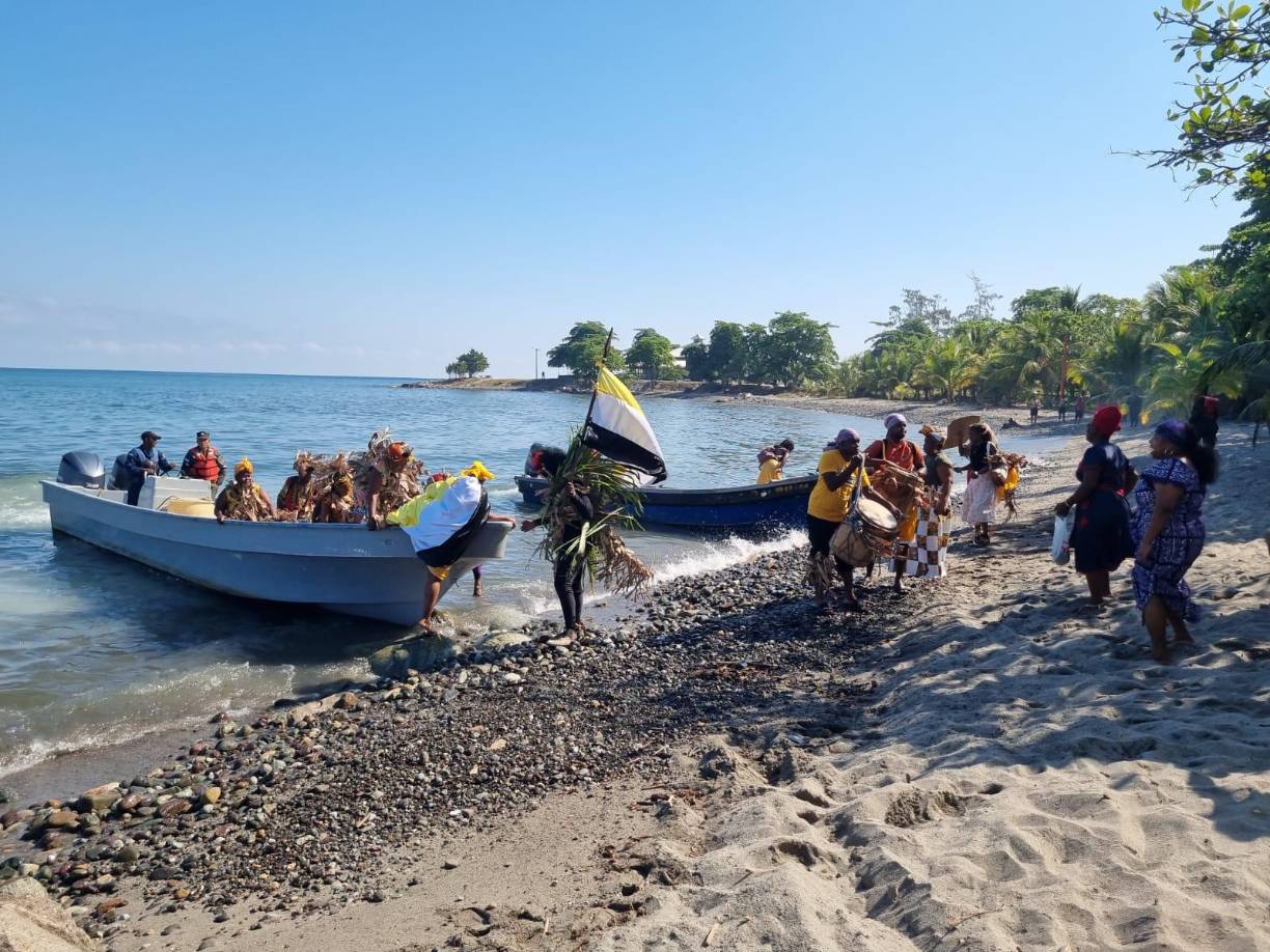 Luego de llegar la lancha que recreaba el arribo de los garífunas a nuestras costas provenientes del muelle de cabotaje la comitiva hizo un recorrido por la avenida San Isidro al ritmo de tambores hasta llegar a la catedral San Isidro.
