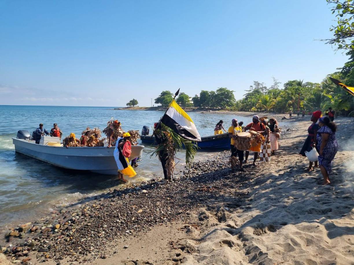 En general, la herencia garífuna es muy rica y diversa, y ha sido influenciada por muchas culturas diferentes a lo largo de los siglos. Los garífunas han luchado por preservar y promover su patrimonio cultural y su identidad como pueblo a pesar de los desafíos que han enfrentado en Honduras y en otros lugares.