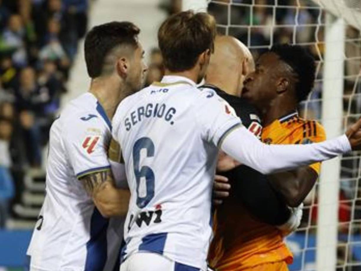 Jugadores del Leganés se lanzaron contra un Vinicius que nuevamente se quejó de una falta en un partido. 