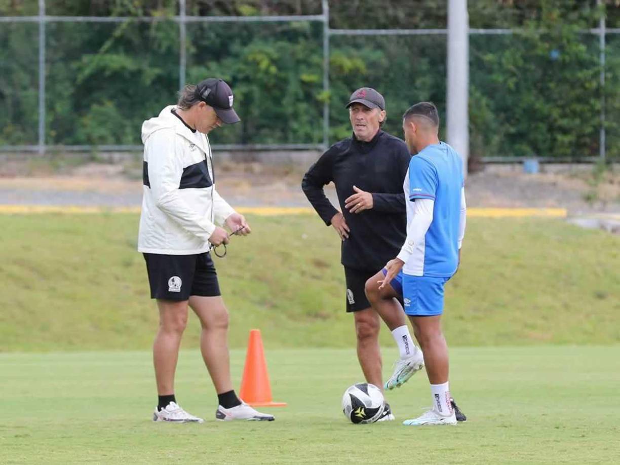 Edwin Rodríguez recibió indicaciones específicas y la charla fue larga con el técnico Pedro Troglio y el asistente Gustavo Reggi.