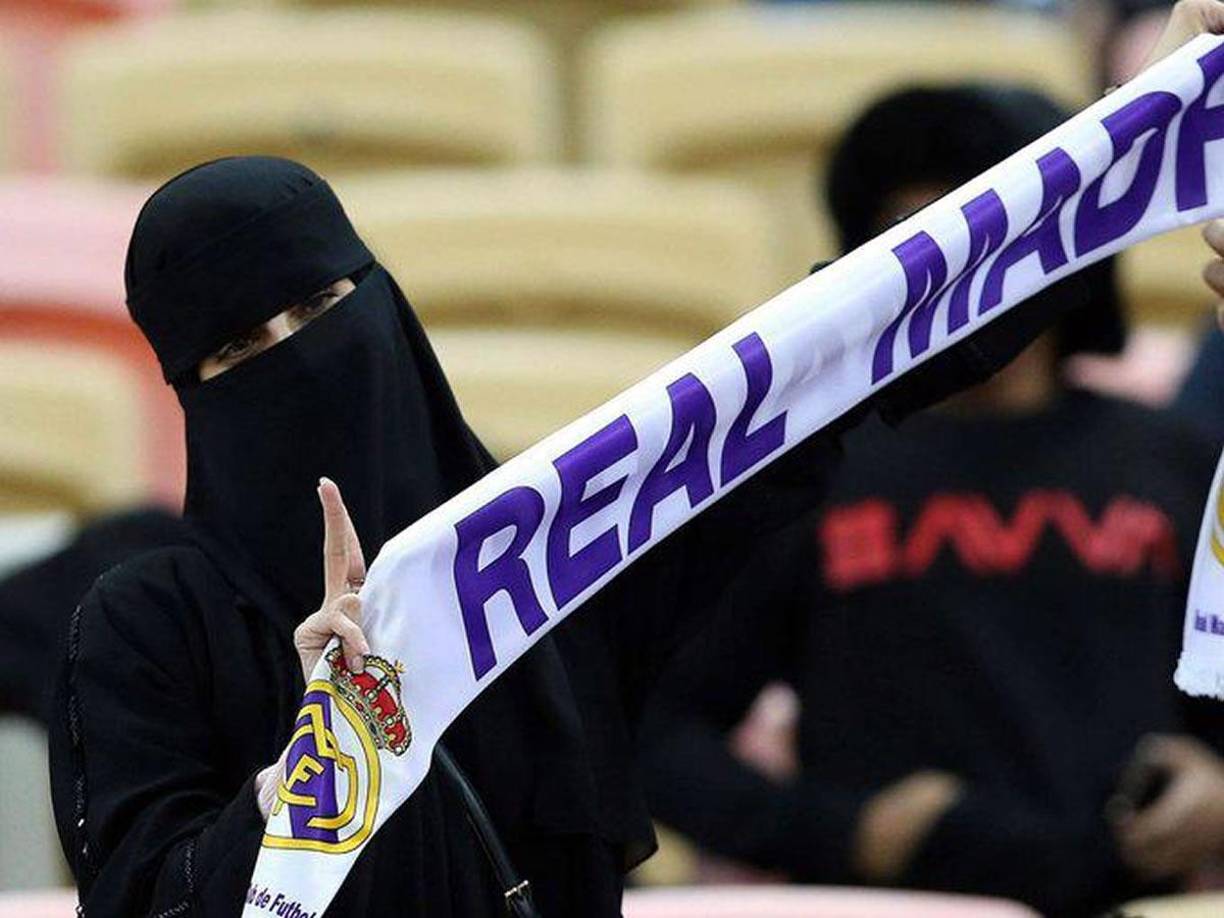 Las mujeres tienen que vestir en los estadios con una túnica larga hasta los tobillos y un velo para cubrir la cabeza.