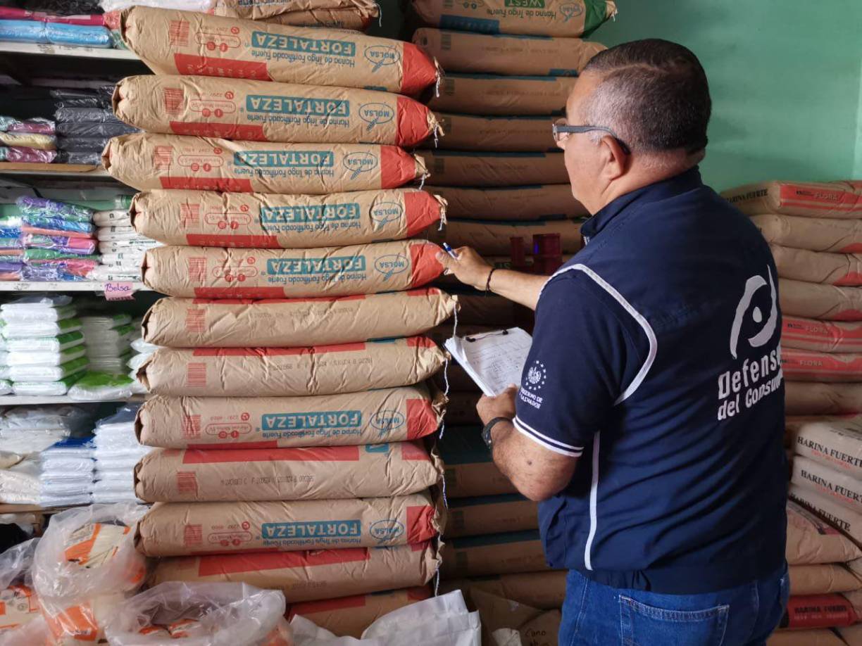 El domingo Bukele anunció que después de acorralar a las pandillas combatirá las “mafias” empresariales que elevan los precios de productos de la canasta básica.