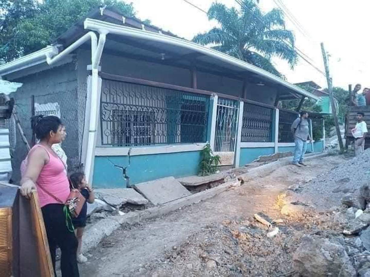 Con lágrimas en sus ojos, Elmer Gómez, presidente del Patronato del Barrio Las Lomas en Villanueva, Cortés, pidió ayuda a toda la clase política hondureña, tras perder sus vivienda por activación de una falla geológica.