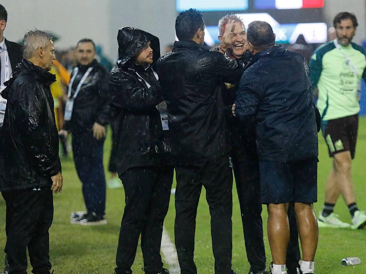 “Nada, es fútbol, ellos merecieron ganar, no me queda más que felicitarlos, tratar de levantar el ánimo de mi equipo. De lo otro (botellazo), ni mencionarlo, no soy de quejarme”, comentó sobre la agresión. 