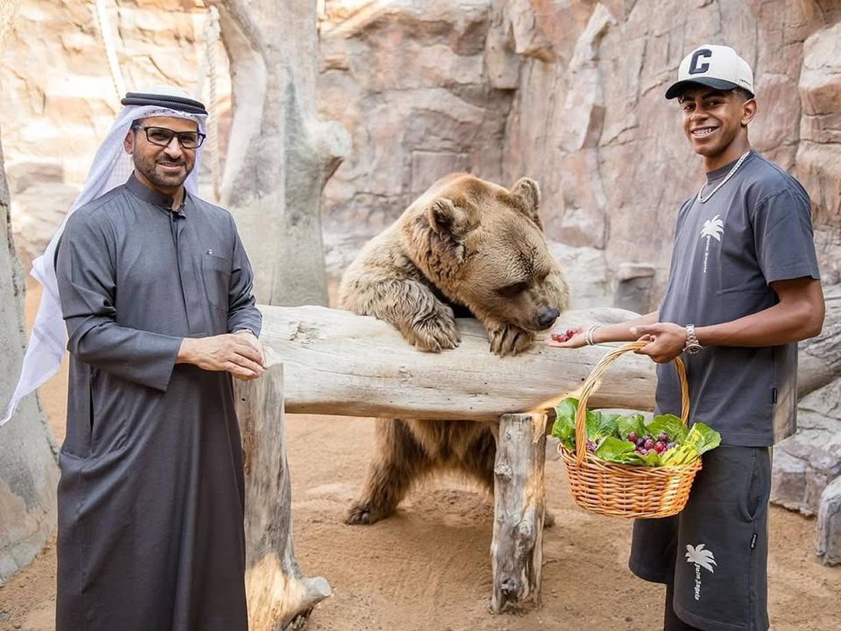 A juzgar por las fotos, Yamal se lo ha pasado en grande dándoles de comer y acariciándoles. Todo, bajo la vigilancia de un experto del parque, que fue quien le hizo de guía.