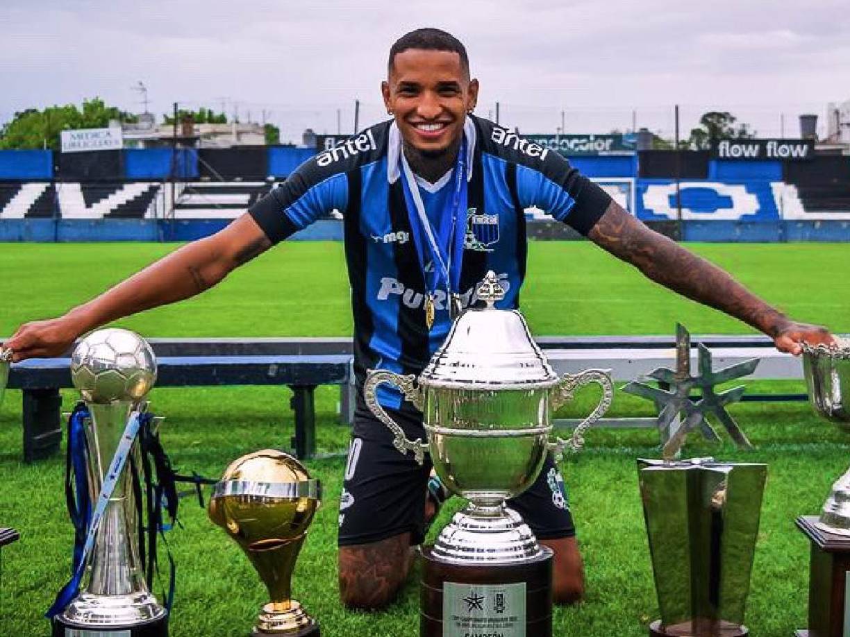 “Dejaste mucho por vivir, mucho camino por recorrer Juanma. Desde hoy solo sueño con el día de nuestro reencuentro y volver a ver esa sonrisa que llena el alma”, escribió Selena.