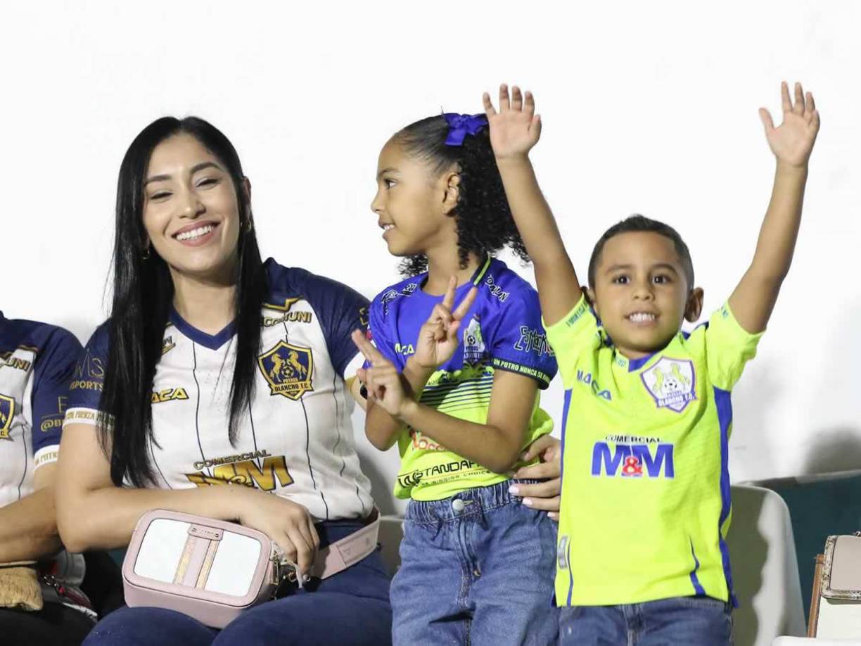 La hermosa Lorena Varela, esposa de Eddie Hernández, llegó al Nacional con sus hijos para apoytar al delantero de los Potros del Olancho FC.