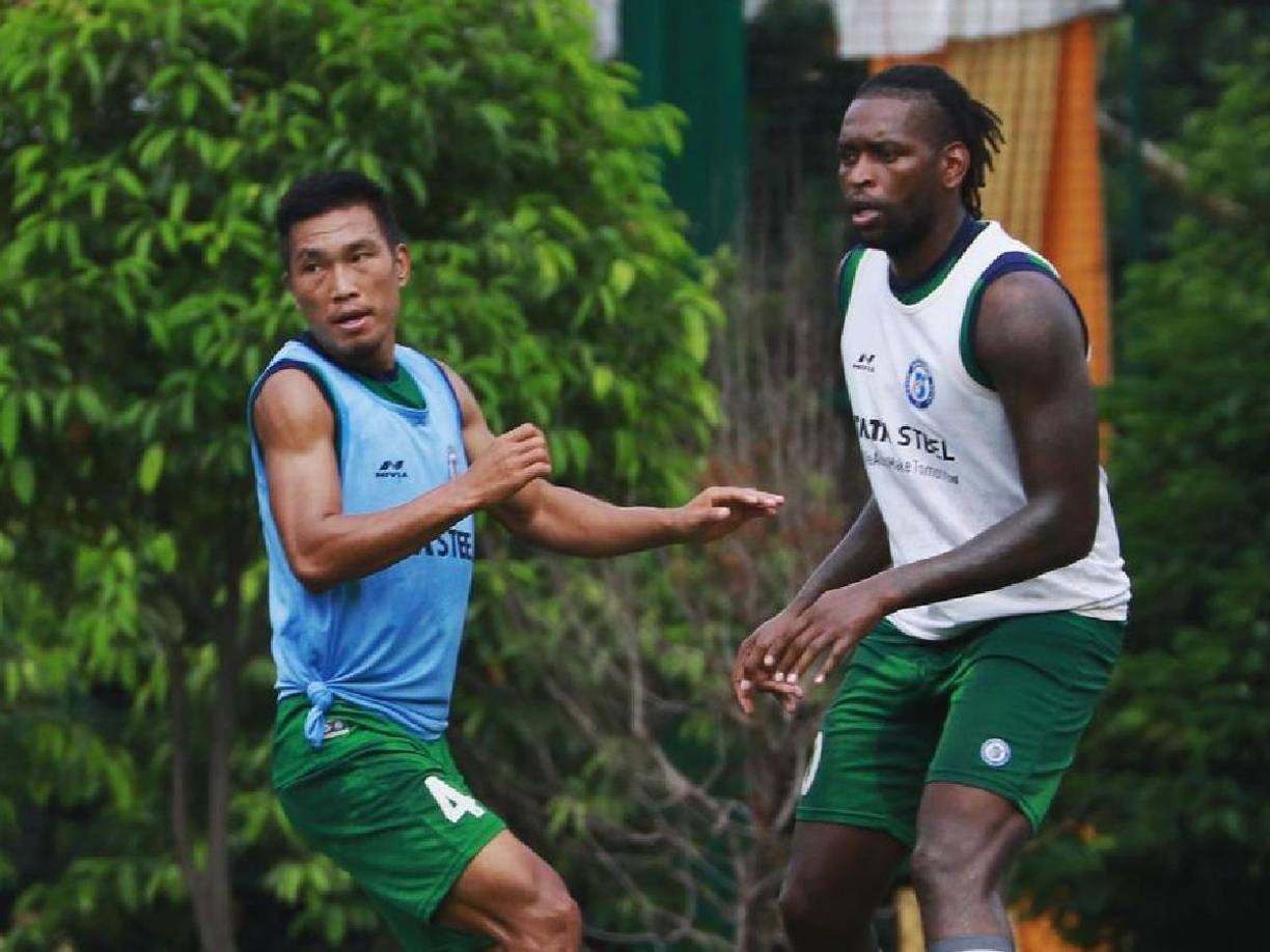 Sin embargo, un año después terminó saliendo para unirse al Ipswich por más de 1 millón de euros. El futbolista también estuvo en el PTT Rayong, de la liga tailandesa. 