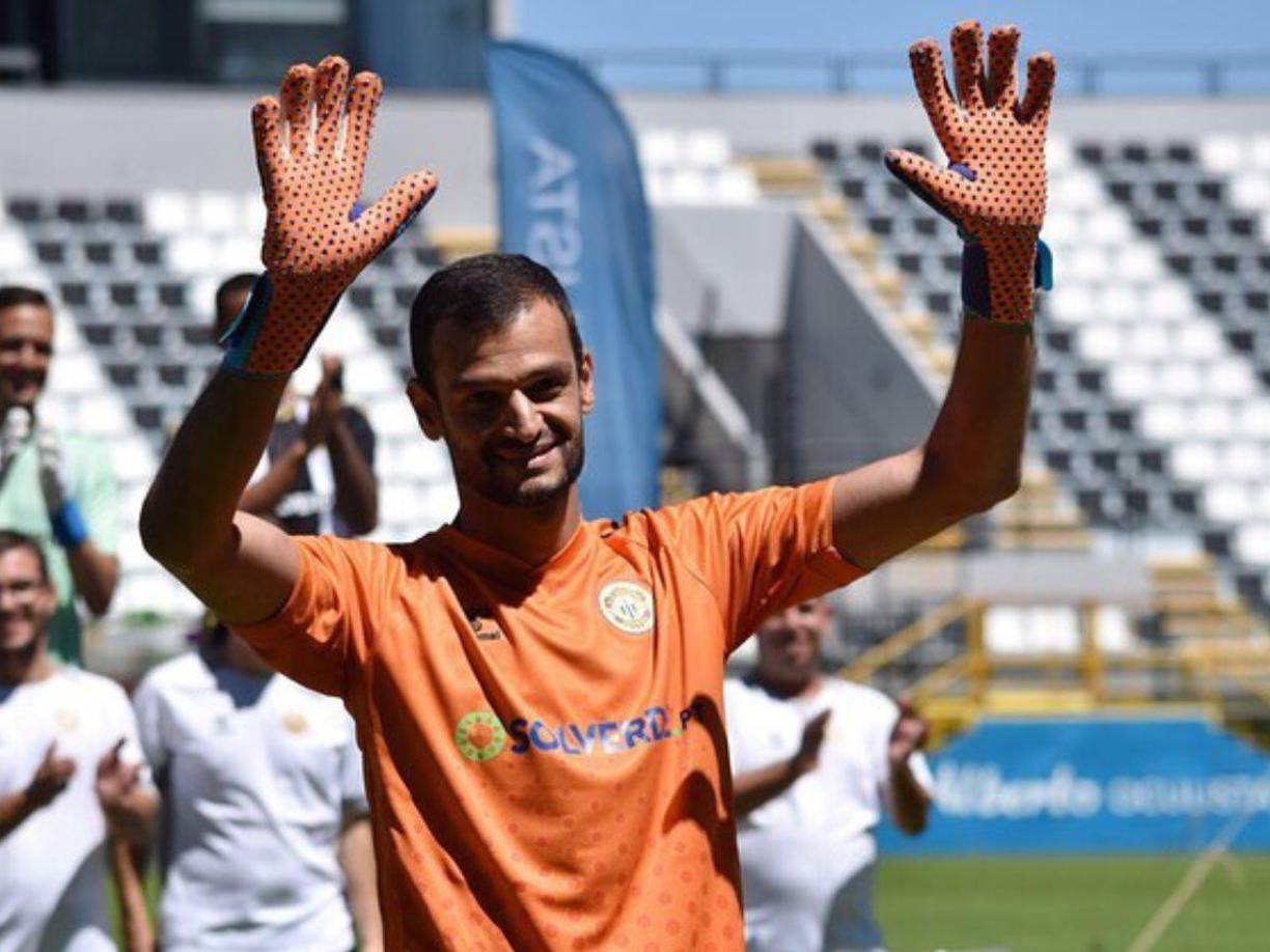 Su resiliencia y pasión por el juego fueron evidentes al ponerse los guantes por última vez.