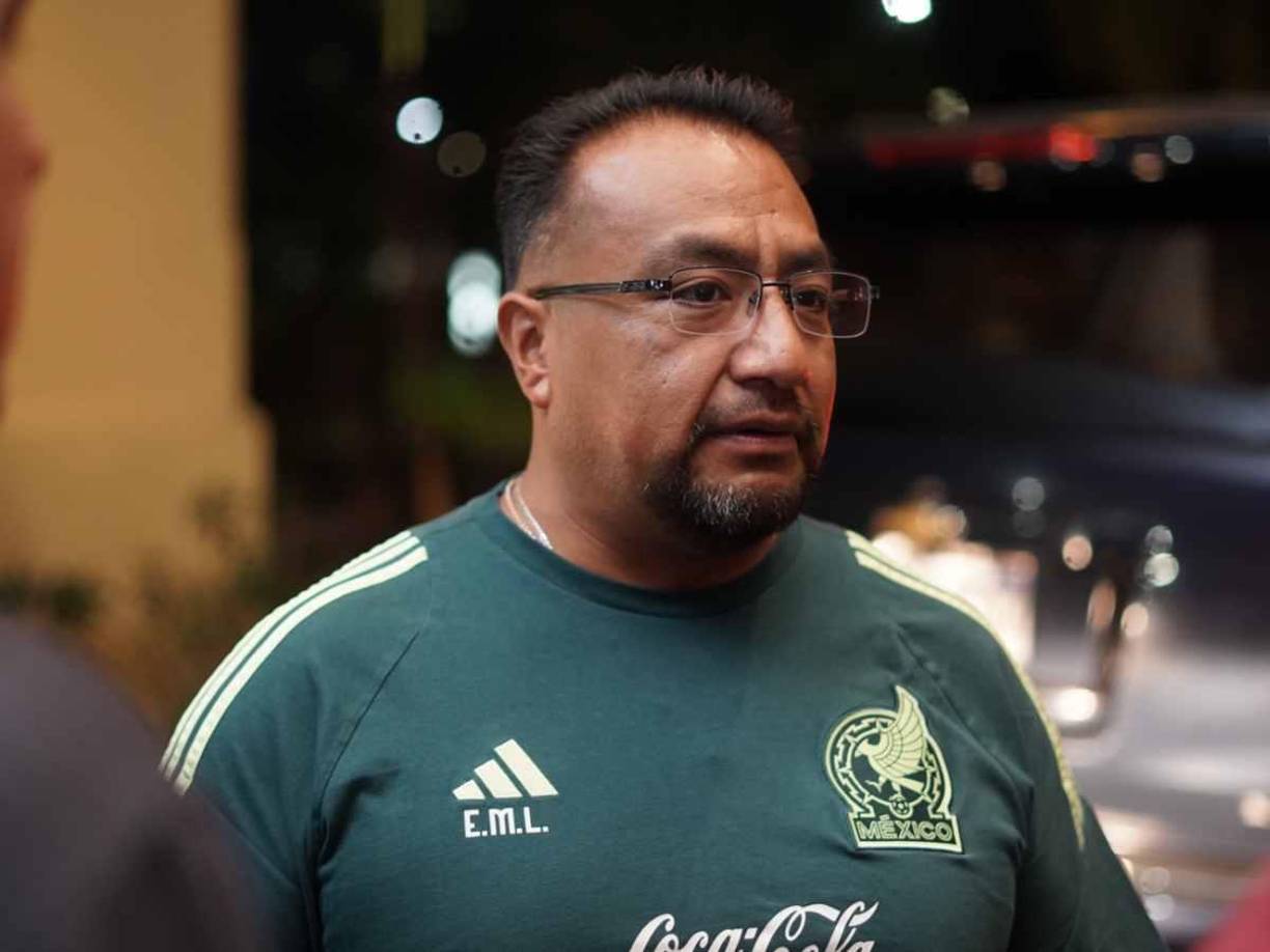 Personal de la Selección Mexicana dialogando con los periodistas que no estaban conformes.