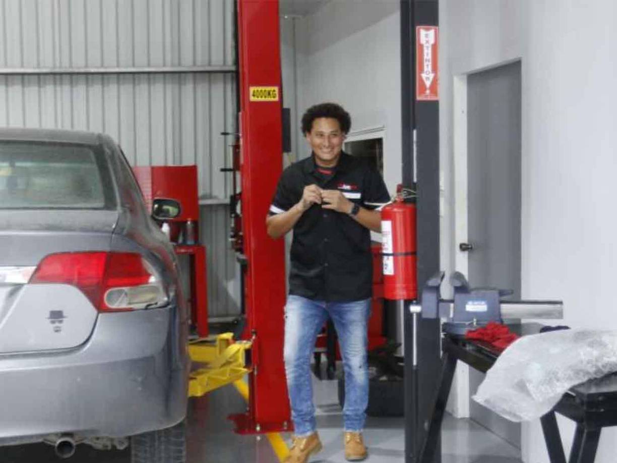 Kevin nos señaló la manera en que nació el proyecto: “Teníamos unos ahorritos con mi esposa y queríamos invertirlos en lo que era el taller y vimos en una oportunidad aquí en San Pedro Sula ya que hay más carros que gente, bueno en todo el país”, reveló. 