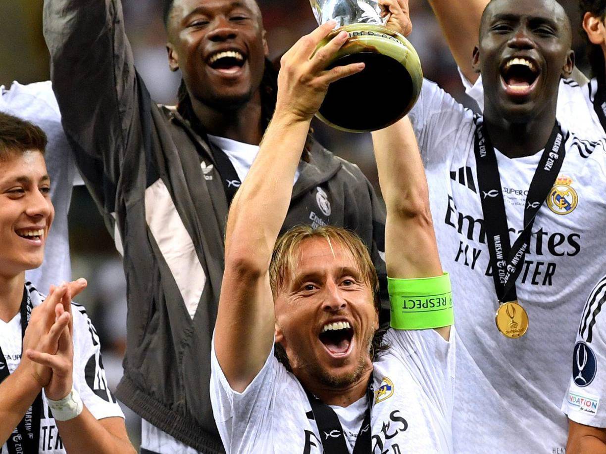 Modric ingresó en el segundo tiempo y se encargó de levantar el trofeo.