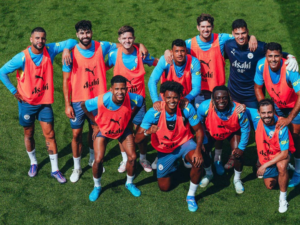 A lo largo de su exitosa trayectoria en la última década, el Manchester City ha consolidado su posición como una de las potencias del fútbol mundial. Con ocho títulos de la Premier League desde la temporada 2011/12, el equipo ha estado en la cima del fútbol inglés, liderado por figuras clave tanto en el campo como en los despachos.