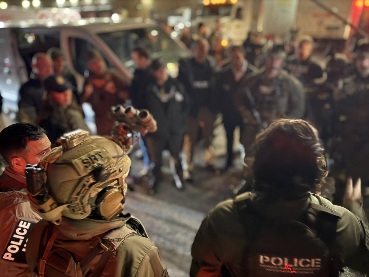 Noem, encargada de la política migratoria, compartió esta mañana en X un video en el que varios agentes del Servicio de Control de Inmigración y Aduanas (ICE, en inglés), detienen a un inmigrante presuntamente acusado de “secuestro, asalto y robo”, antes de que amaneciera en un edificio del Bronx.