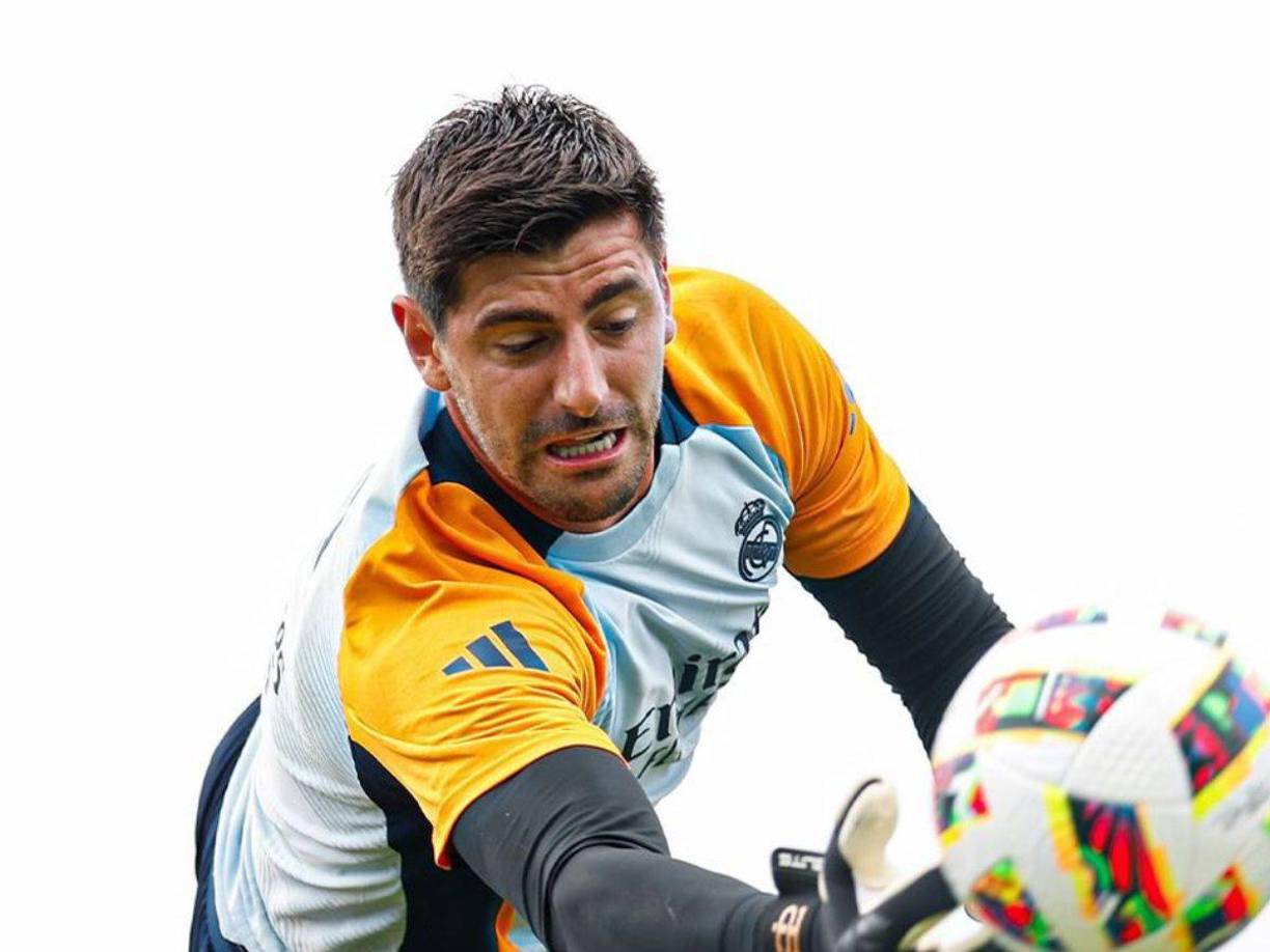 Courtois: Portero titular.