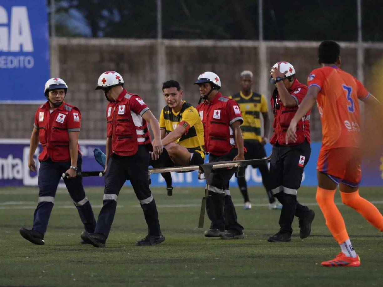 Antes de finalizar el primer tiempo, Jhow Benavídez salió de cambio por lesión y Jeaustin Campos lo reemplazó por Carlos Small.