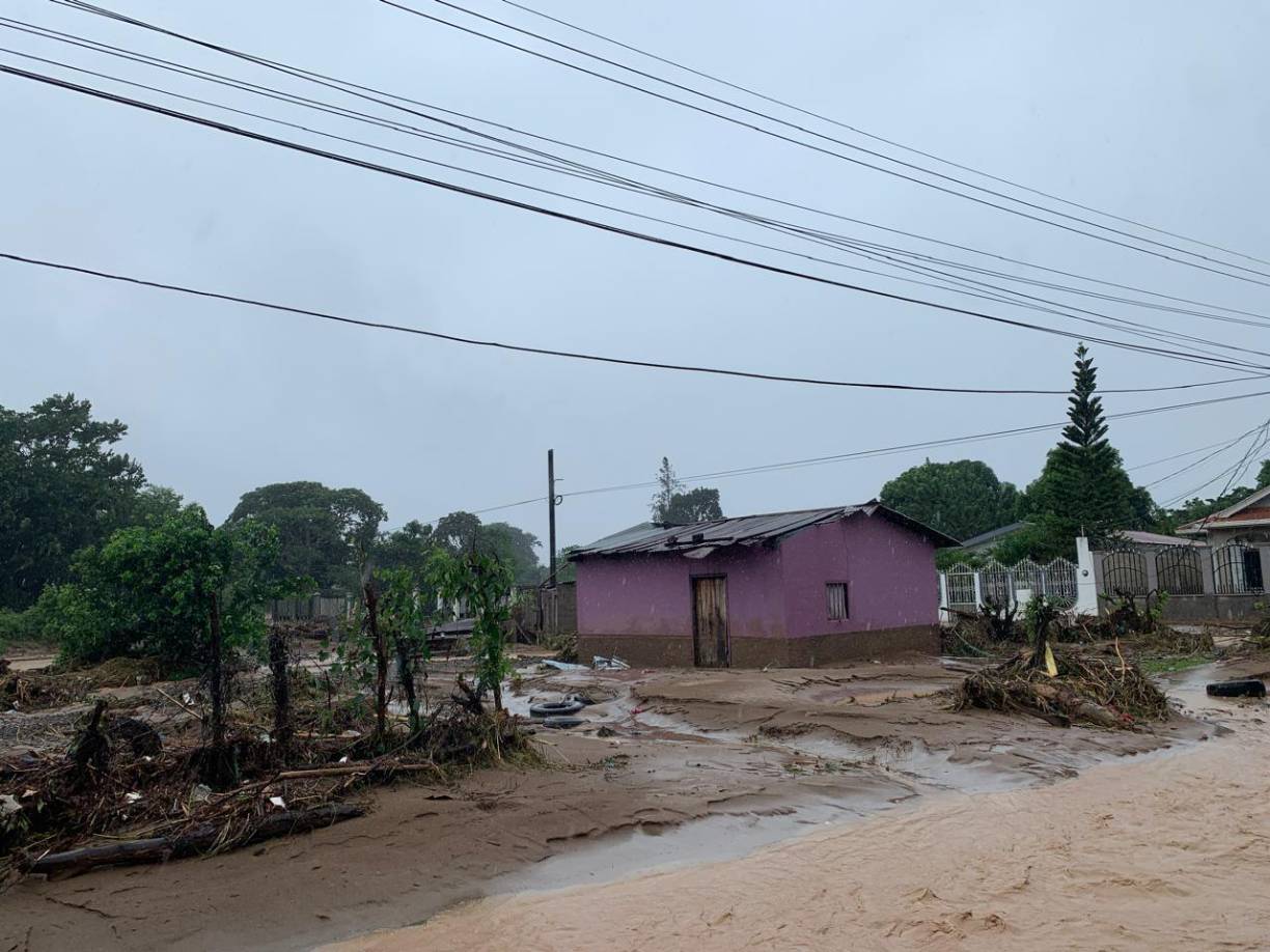 En la mañana de este viernes, el Centro Nacional de Huracanes de Estados Unidos informó que el centro de la tormenta Sara estaba localizada sobre el departamento de Colón. 