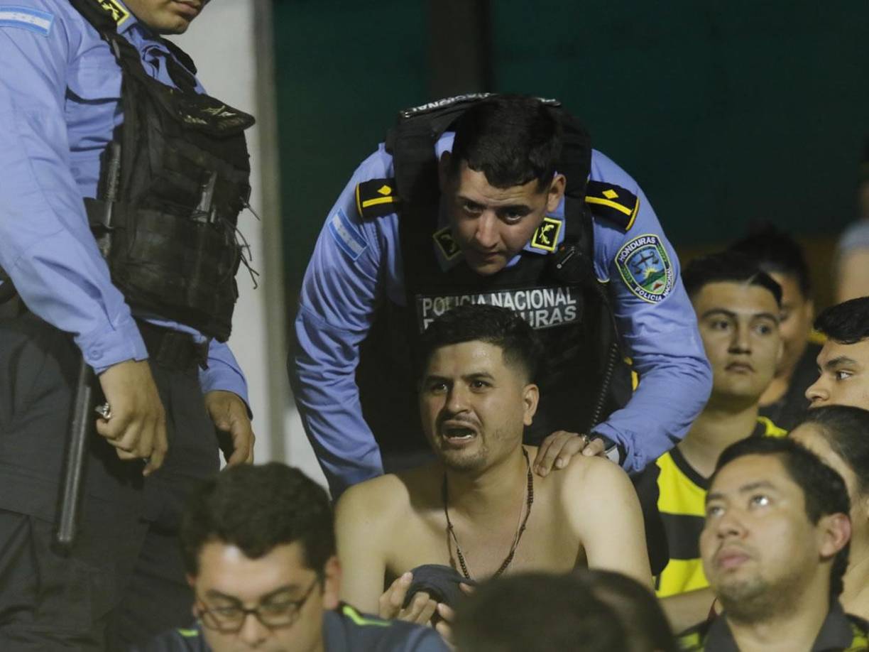 La Policía Nacional puso orden en las graderías del estadio Morazán.