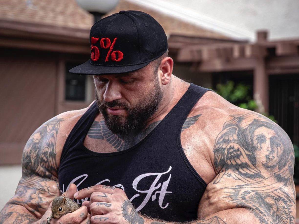 La revista Men’s Health publicó que el ‘Mutante’ se administraba Synthol, una peligrosa sustancia utilizada a menudo para hacer que el volumen de sus músculos crecieran de manera artificial.