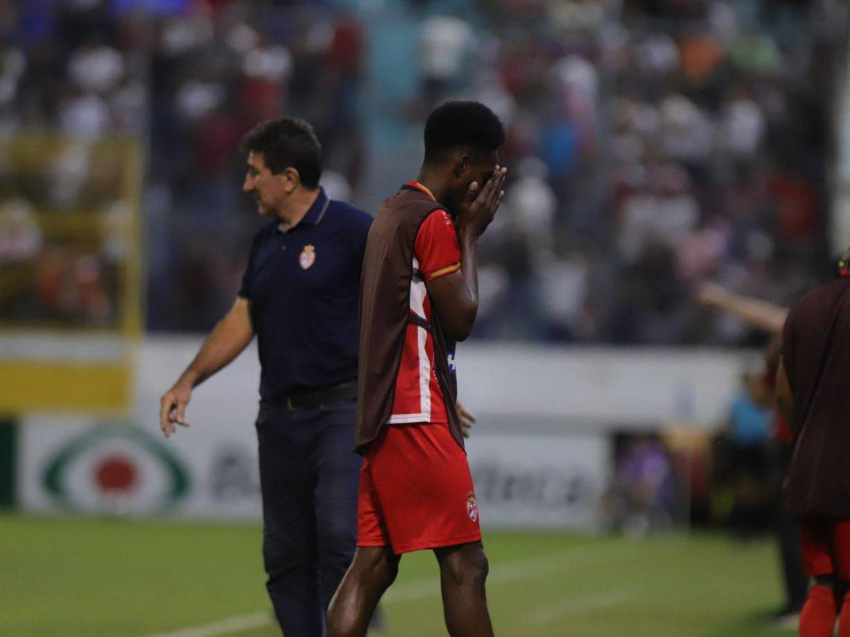 En la Real Sociedad lamentaron una ocasión fallada por el lateral Walter Adrián Ramírez cuando el juego estaba empatado sin goles.
