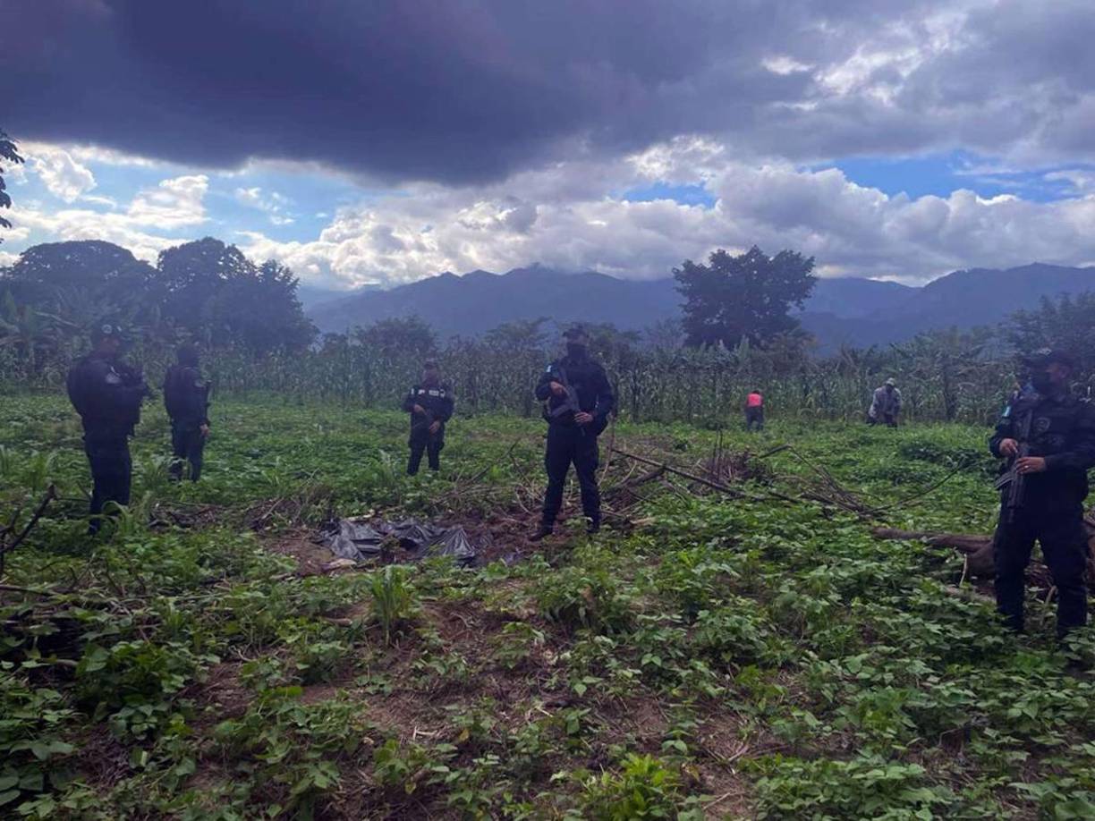 El cadáver del comerciante Pablo Moisés Landaverde fue exhumado en el sitio que lo enterraron sus captores después de que su familia pagara el rescate por su liberación.