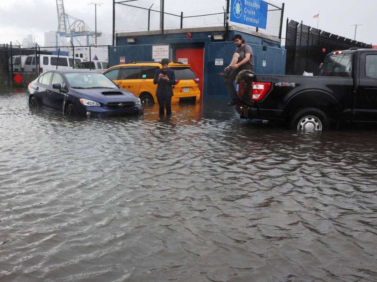 La gobernadora de Nueva York, Kathy Hochul, declaró este viernes el estado de emergencia por las lluvias que están causando inundaciones repentinas en varias áreas incluyendo la Gran Manzana, donde se han visto afectados el sistema de metro, autobús y las carreteras.