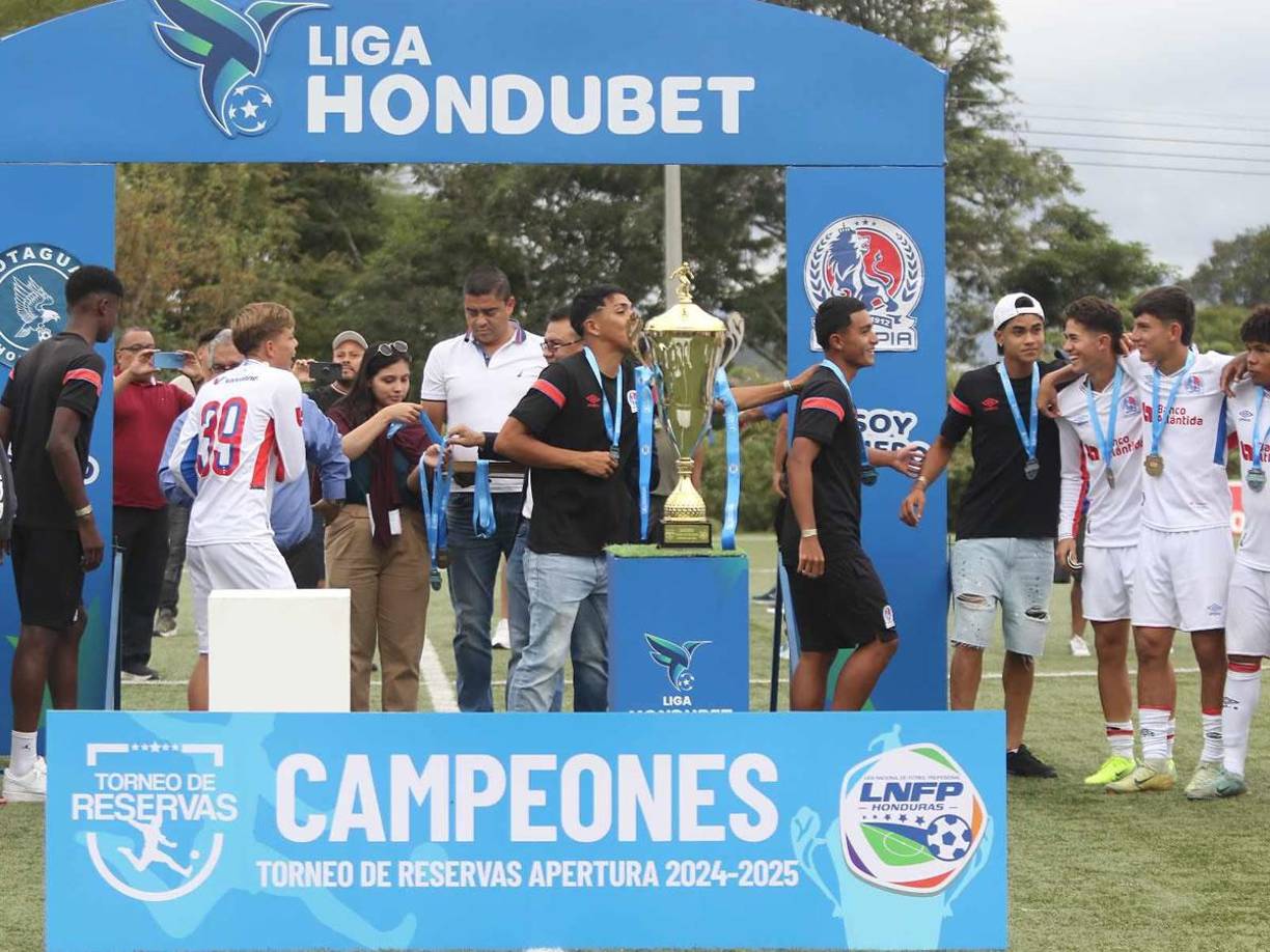 Los jugadores de Olimpia pasando a recibir sus medallas de campeones del Torneo de Reservas.