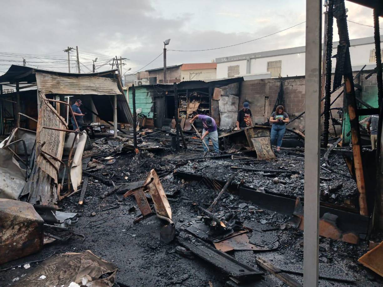 Locatarios llegaron esta mañana para intentar rescatar algunos productos; sin embargo, el incendio redujo todo a cenizas y solo quedaron escombros. 