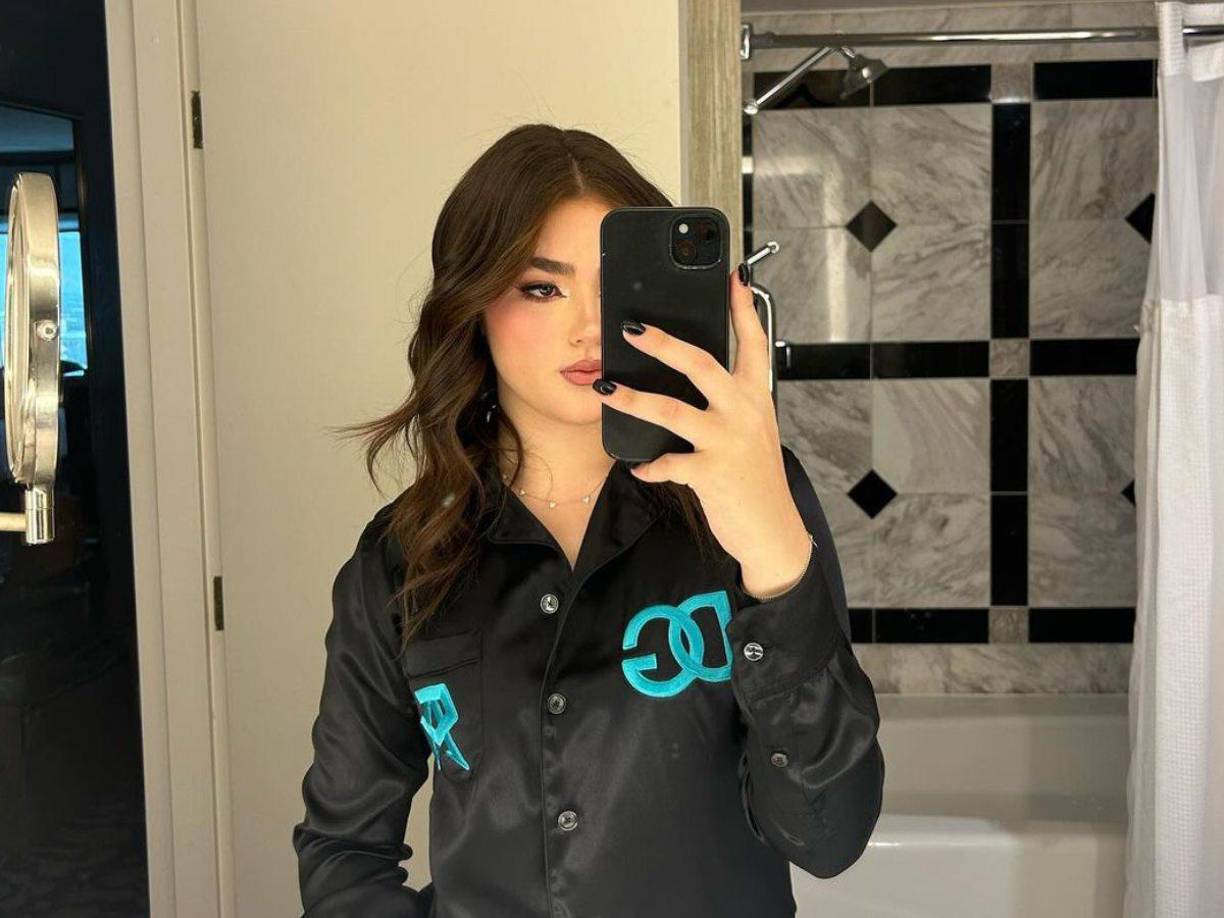 Nacida cuando “Canelo” tenía apenas 17 años, fruto de su relación juvenil con Karen Beltrán, Emily ha demostrado ser un apoyo incondicional en la vida y carrera de su padre, además de destacar en sus propios intereses y logros personales.