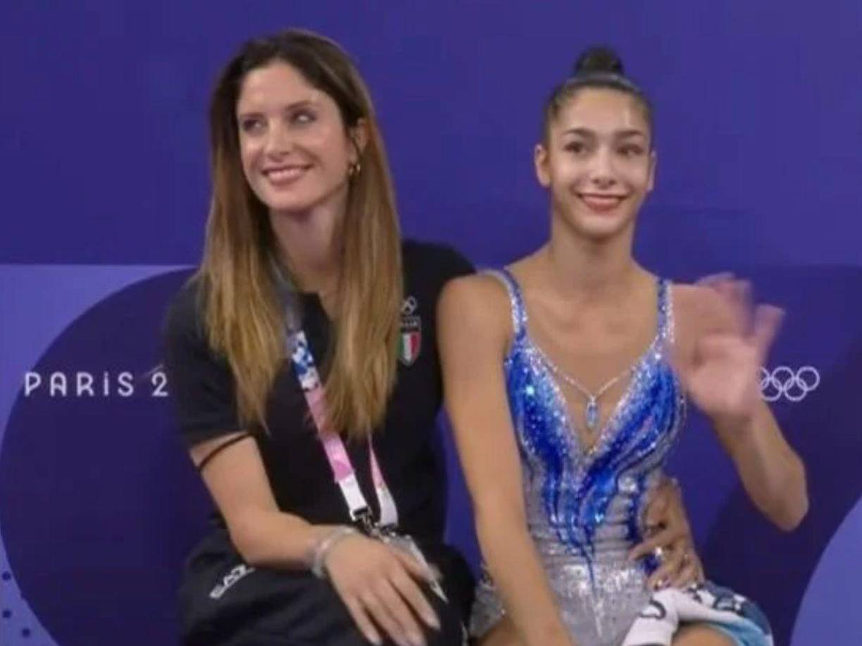 A pesar de la tensión del momento, Mancinelli y su equipo celebraron el bronce de Raffaeli, que marcó un hito histórico al ser la primera medalla individual en gimnasia rítmica para Italia