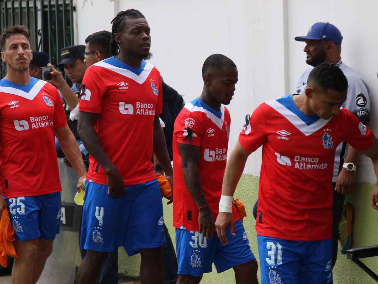 Jugadores del Olimpia portaron un brazalete negro en señal de luto por la muerte del jugador Gordon.