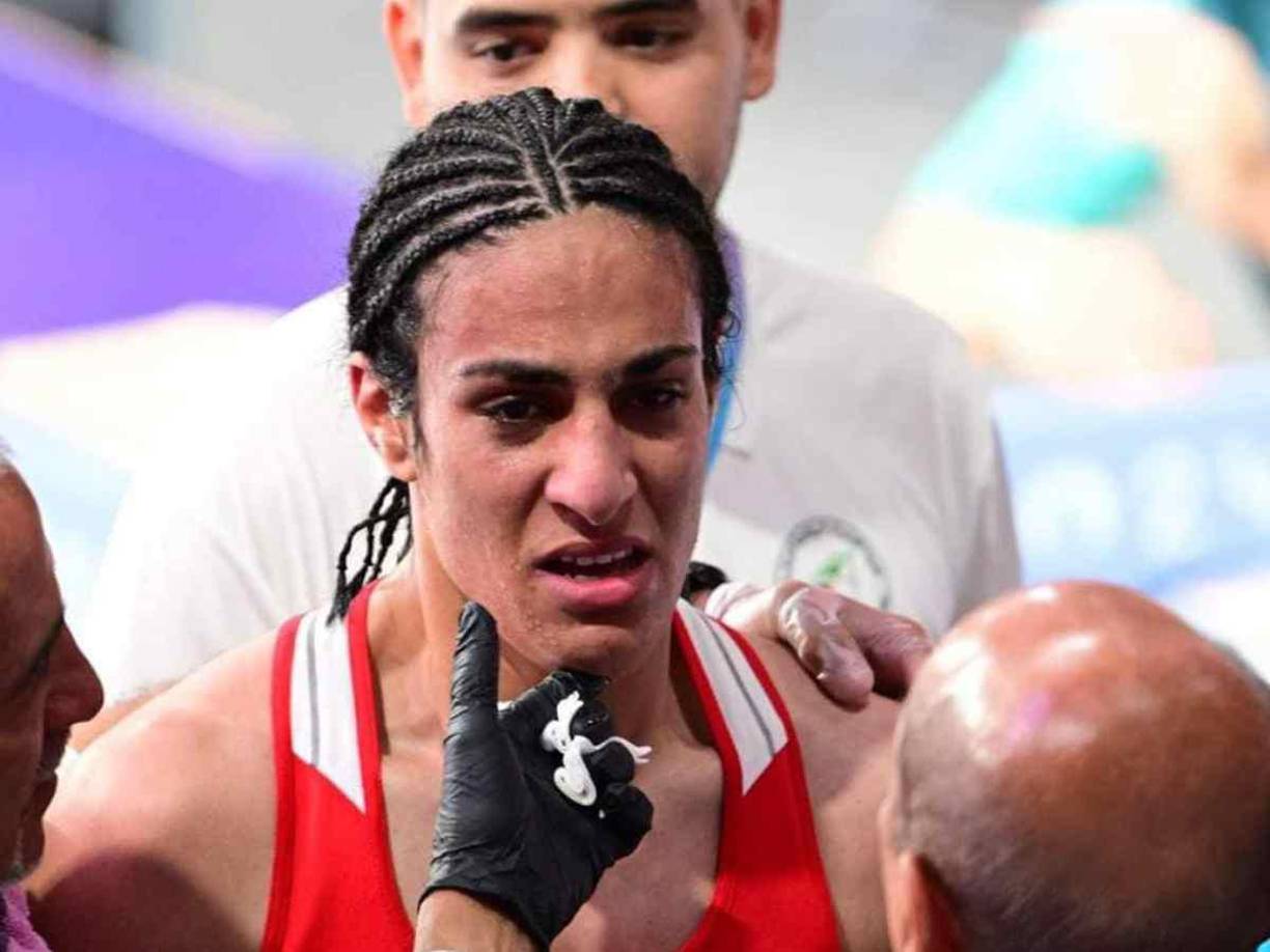 La Asociación Internacional de Boxeo (IBA) no le permitió participar en el Mundial de 2023 después de fallar las pruebas de elegibilidad de género, pero el Comité Olímpico Internacional sí autorizó su presencia en París 2024. 