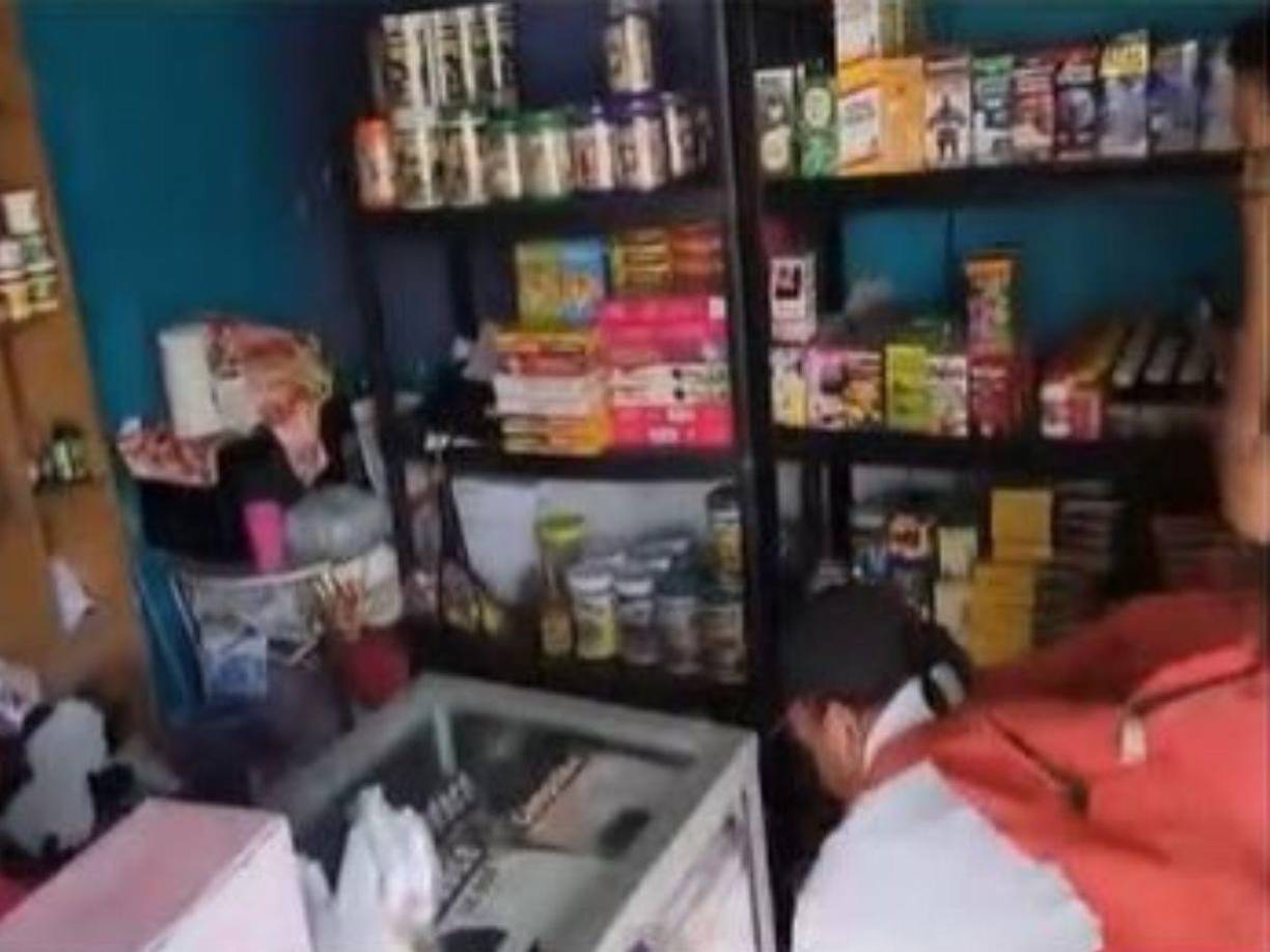 Su cadáver quedó tendido entre unas góndolas y un mostrador.