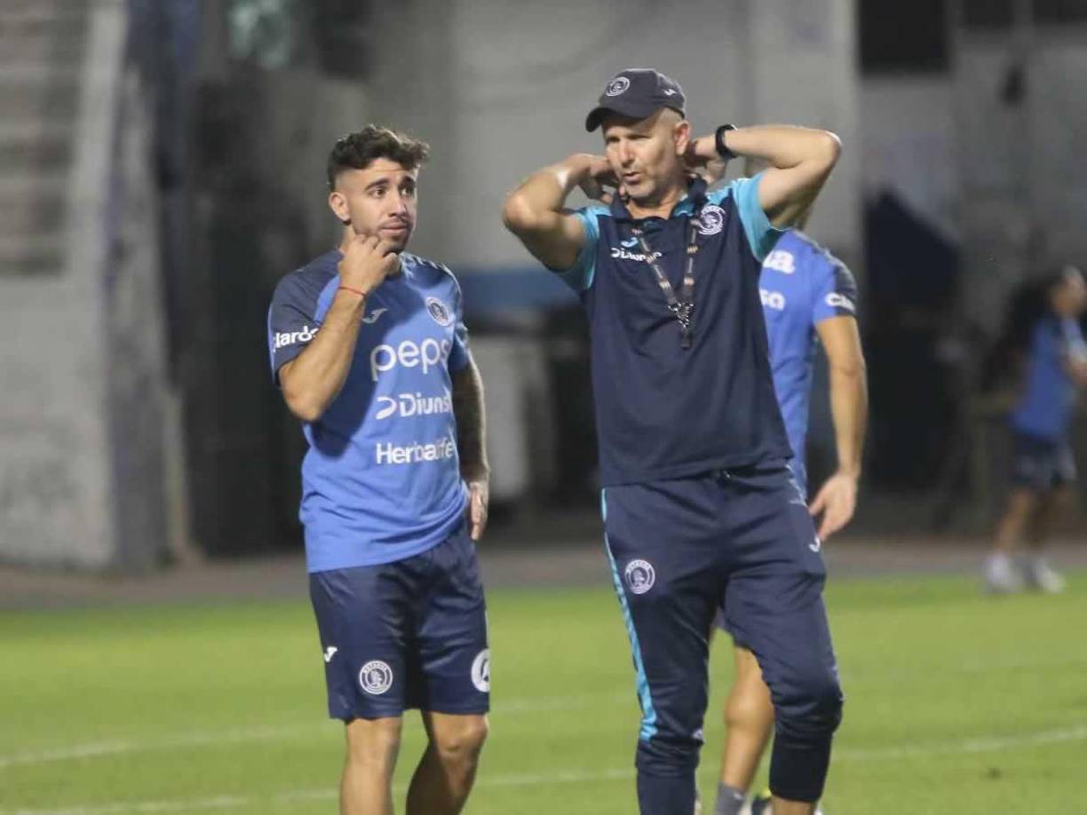 Agustín Auzmendi no salió en el 11 titular y le tocó empezar en el banco de suplentes en el partido de Motagua contra el Marathón. Es su adiós del Ciclón Azul.