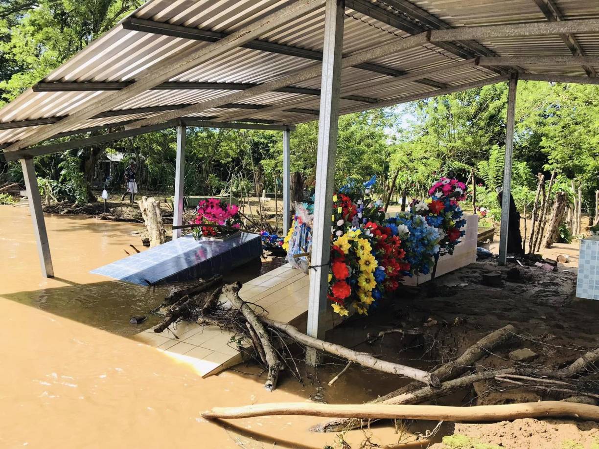 Habitantes del sector culpan del desastre a los productores de palma africana, ya que desviaron el río Aguán por una manga que pasa cerca de la aldea Chapagua. 