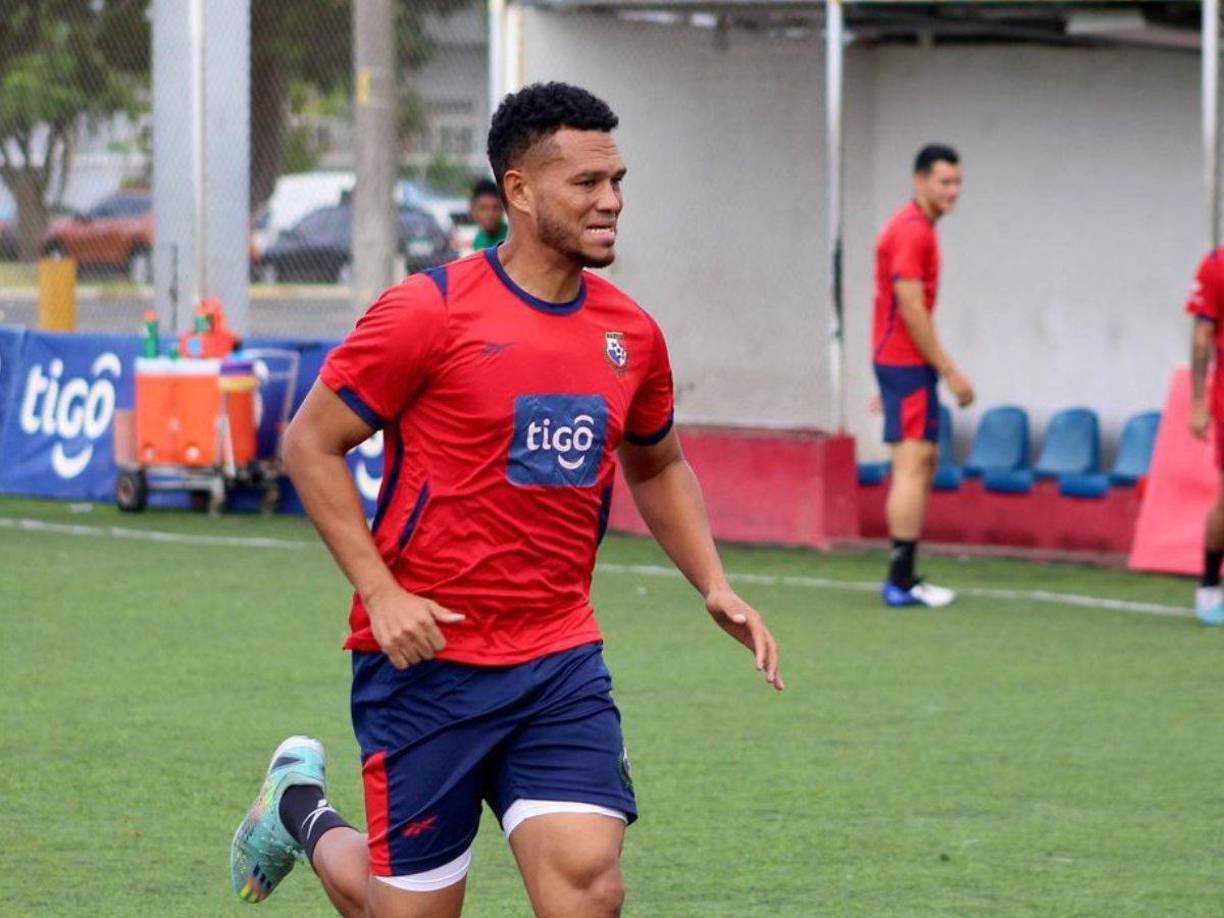 Sorpresa. El experimentado delantero panameño Rolando Blackburn de 34 años de edad, llegó a un acuerdo con el Victoria de La Ceiba 