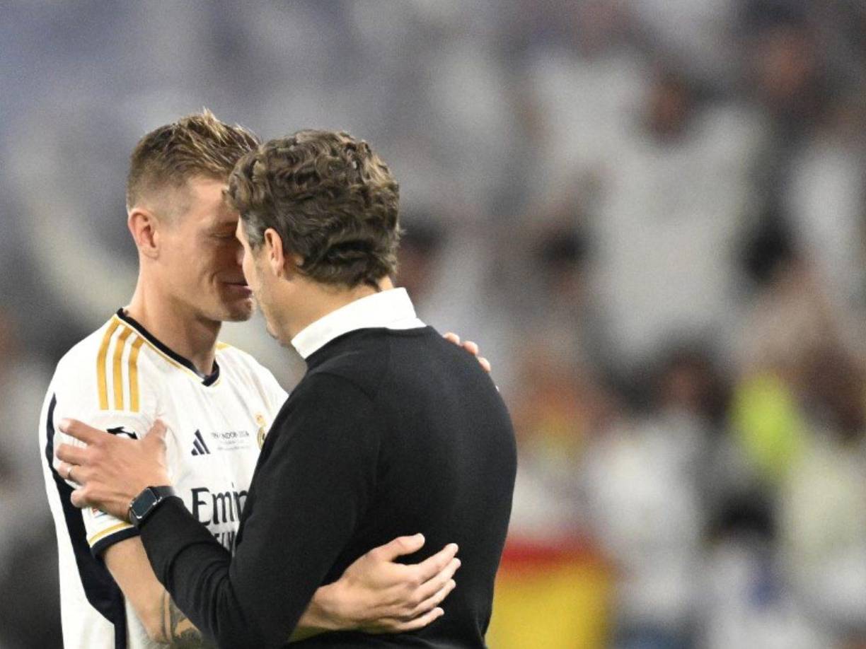 Edin Terzic, DT del Dortmund, fue consolado por Toni Kroos que disputó su último partido como futbolista del Real Madrid.