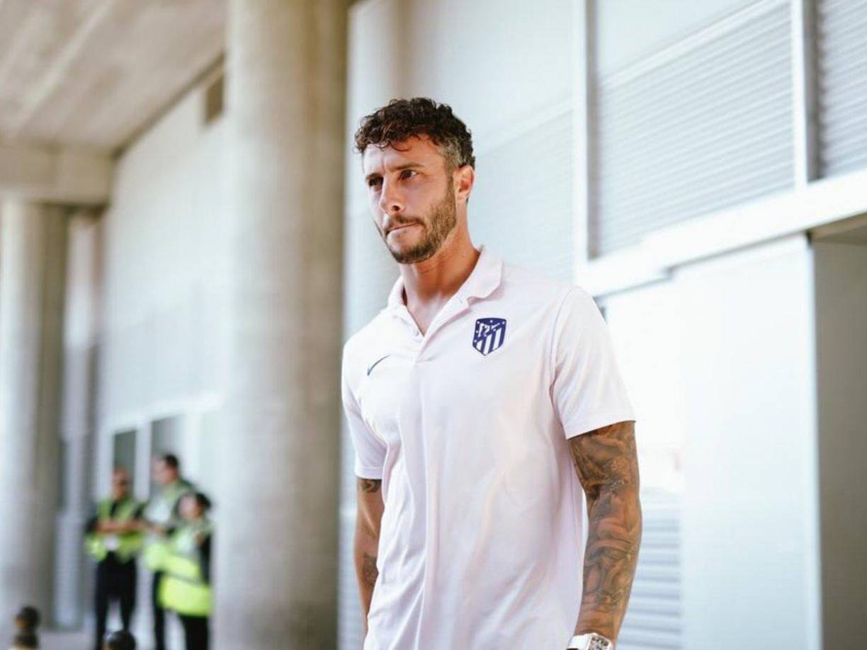 Según apunta DAZN Italia, el Nápoles espera cerrar la semana que viene el fichaje de Mario Hermoso. El exjugador del Atlético de Madrid se encuentra libre tras haber terminado su contrato con el conjunto colchonero y el el club napolitano le ofrece un contrato de tres años.