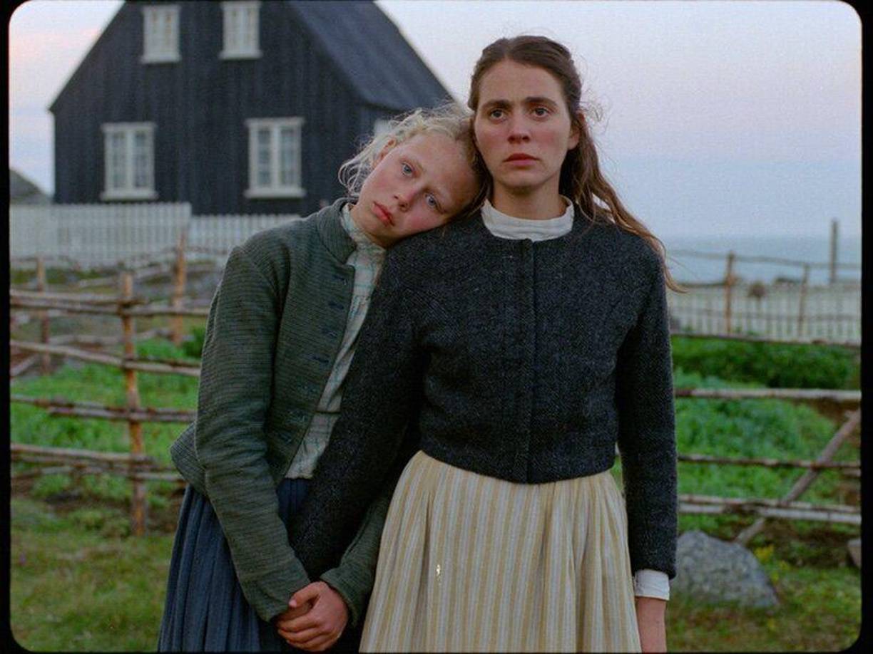 8. Godland. A finales del siglo XIX, un joven sacerdote danés viajó a Islandia con la misión de construir una iglesia y fotografiar a sus habitantes. Sin embargo, cuanto más se adentra en esta escena implacable, más se hunde en deseos seductores y pecaminosos. La película está disponible en Disney Plus, Amazon Prime Video y Star Plus.
